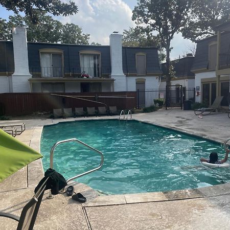 Chateaux Dijon in midtown Houston with 2 Queen Size Buitenkant foto