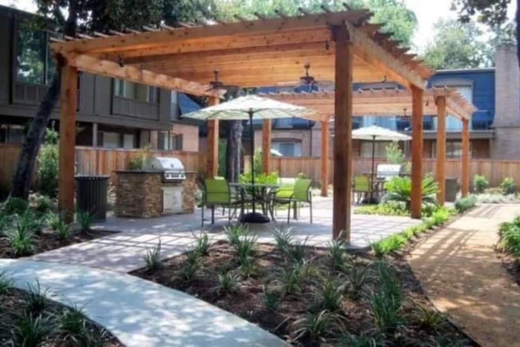 Chateaux Dijon in midtown Houston with 2 Queen Size Buitenkant foto