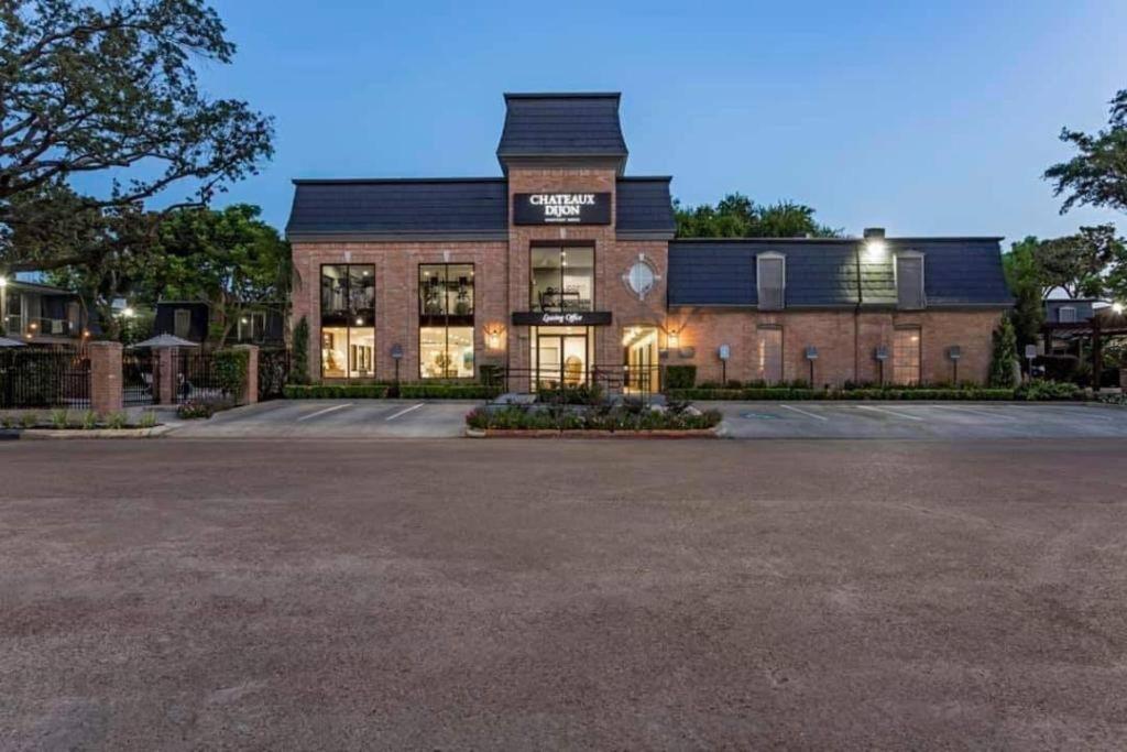 Chateaux Dijon in midtown Houston with 2 Queen Size Buitenkant foto