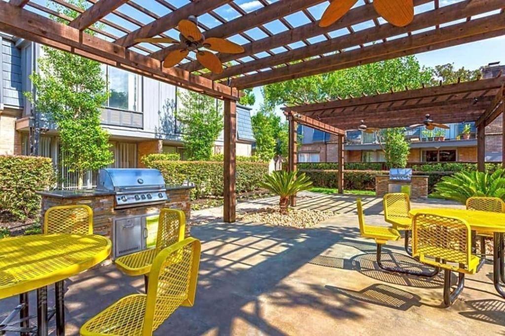 Chateaux Dijon in midtown Houston with 2 Queen Size Buitenkant foto