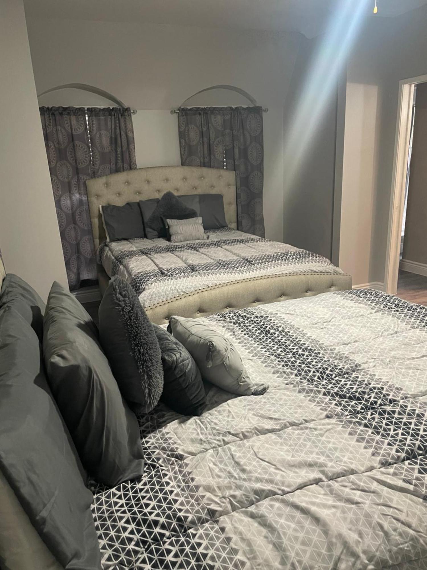 Chateaux Dijon in midtown Houston with 2 Queen Size Buitenkant foto